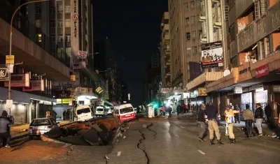 Estragos en calle de Sudáfrica por explosión.