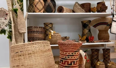 Fotografía cedida por Expoartesano de unas artesanías expuestas hoy en Miami.