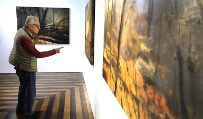 Un hombre en la exposición de la artista plástica colombiana, María Cristina Cortés.