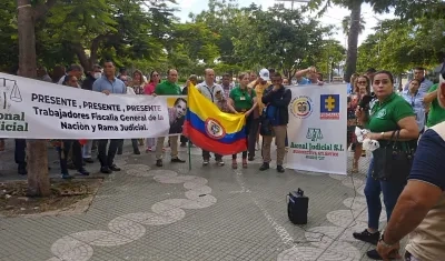 Fiscales amenazados protestando. 