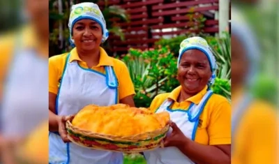 Mujeres que elaboran las arepas de huevo.