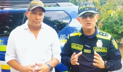 General Jorge Urquijo al lado del alcalde de Malambo. 