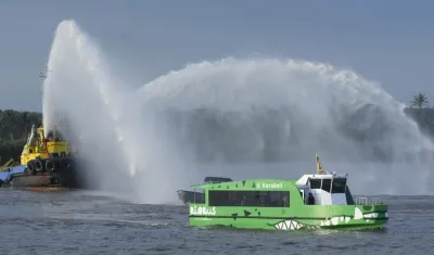 Los remolcadores dándole la bienvenida a Karakalí, el primer Río Bus con que cuenta Barranquilla