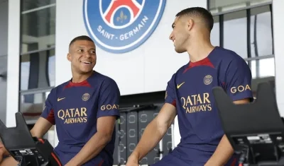 Kylian Mbappé con su compañero de equipo Achraf Hakimi.