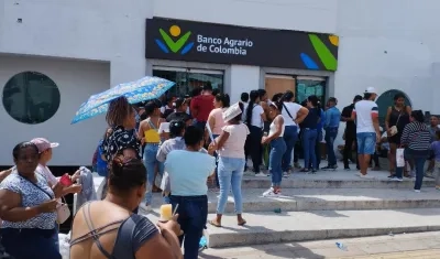 Largas filas en el Banco Agrario para el pago de subsidios.
