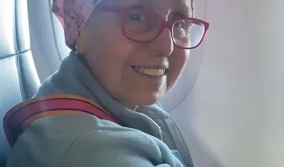 Laura mientras escuchaba el homenaje que le hizo el piloto. 