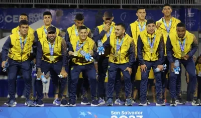 Los integrantes de la Selección Colombia de fútbol plata tras recibir la medalla de oro.