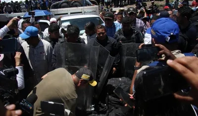 Manifestantes liberan hoy a funcionarios en el municipio de Chilpancingo en el estado de Guerrero (México).