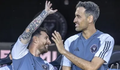Lionel Messi, jugador del Inter Miami CF, habla con su compañero de equipo, el español Sergio Busquets.