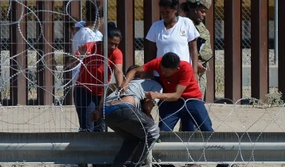 Momentos en que migrantes cruzan la frontera. 