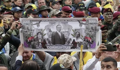 Militares retirados protestan en contra del Gobierno Petro en la plaza de Bolívar.