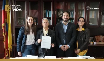 El ministro de Hacienda, Ricardo Bonilla González, con el presupuesto 2024 presentado este sábado al Congreso.