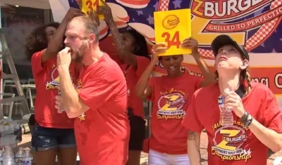Molly Schuyler con el fondo del 34, el número de hamburguesas que se comió en 10 minutos.