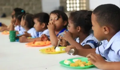 Niños atendidos con el PAE en un colegio de la Guajira
