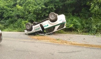 Patrulla de la Policía volcada