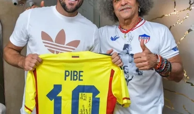 Sebastián Viera con uno de los invitados especiales a su despedida: Carlos Valderrama. 