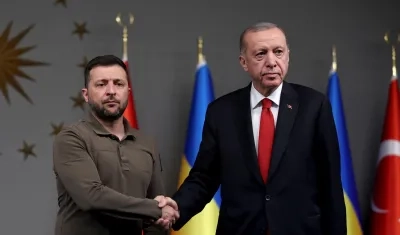 El presidente de Turquía, Recep Tayyip Erdogan (d), saluda al presidente ucraniano Volodímir Zelensky. 