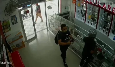 Ladrones en moto robaron tienda de tecnología en el Centro.