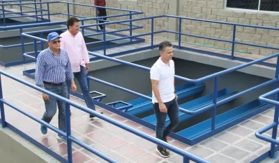 Alcalde de Soledad, Rodolfo Ucrós junto a funcionarios de Triple A.