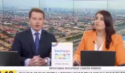 Momento en que los presentadores de un noticiero sintieron el sismo. 