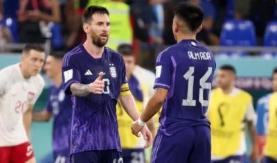 Lionel Messi y Thiago Almada. 