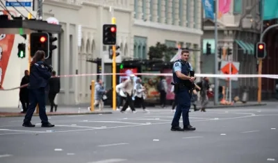 Policías hacen guardia en un área acordonada cerca del lugar del tiroteo.