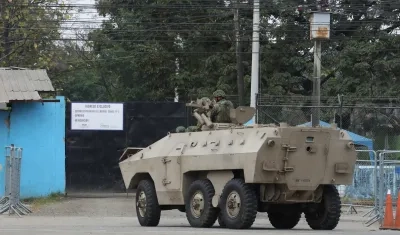 Tanque blindado de las Fuerzas Armadas en la Penitenciaría del Litoral