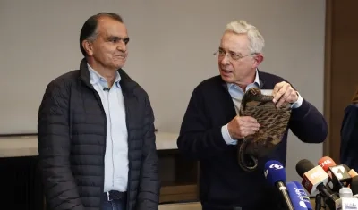 Óscar Iván Zuluaga y Álvaro Uribe Vélez.