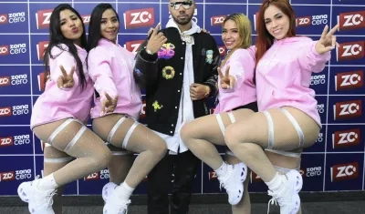 Armez junto a las bailarinas Andrea Gómez, Deysi Ibarra, Yuliana Lais Rios y María Acosta Méndez