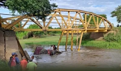 El puente que se precipitó en el Caño Michichoa.