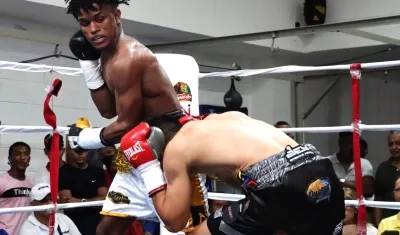 Édinson Martínez (izquierda) durante su vibrante pelea contra Isaac Arias. 