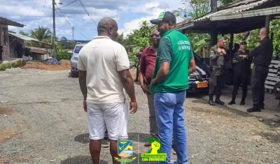  El alcalde de Buenaventura, Víctor Vidal, y el secretario de Gobierno, Arlintong Agudelo, en el sector en la que hacen presencia hombres armados.