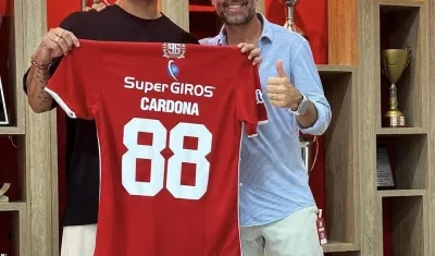 Edwin Cardona con la camiseta que lucirá en el América. Lo acompaña su representante Lucas Jaramillo.