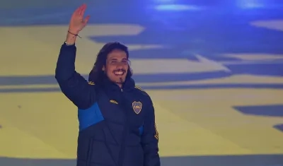 Édinson Cavani saluda a los aficionados de Boca en la Bombonera. 
