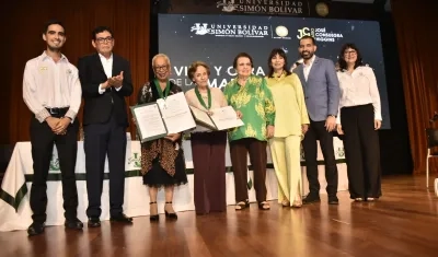 Las directivas de la Universidad Simón Bolívar en el homenaje a las pianistas Teresita Gómez y Blanca Uribe