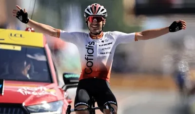 El español Ion Izaguirre cruzó en solitario la meta en Belleville-en-Beaujolais.