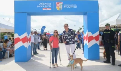 La gobernadora Elsa Noguera y la secretaria de Salud, Alma Solano, junto a una de las mascotas que acudió a la jornada de bienestar animal en Soledad