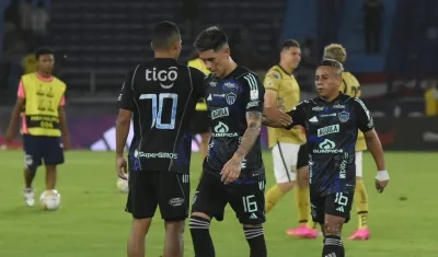 El debutante Olivera y Vladimir Hernández,cabizbajos, en una acción del partido contra Águilas Doradas