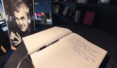A la entrada de la biblioteca Milan Kundera en Moravia se exhibe un libro de condolencias