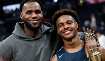 LeBron James y su hijo Bronny, de 18 años. 