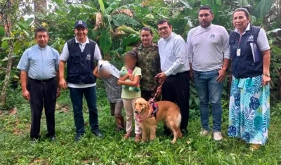 La sargento y sus dos hijos con funcionarios de la Defensoría del Pueblo