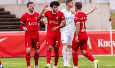 Luis Díaz se apresta a recibir la felicitación del argentino Alexis Mac Allister.