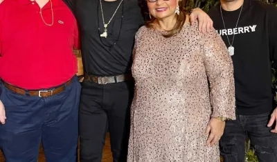 Luifer Cuello en una foto familiar de diciembre pasado junto a sus hermanos y su mamá Dilia Mera Peñaloza