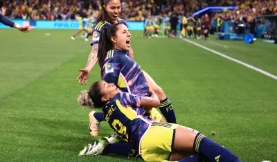 Manuela Vanegas festeja con Jorelyn Carabalí y Marcela Restrepo.