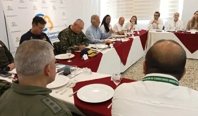 El Ministro Iván Velásquez dialoga con escucha a empresarios y gremios del Puerto de Buenaventura