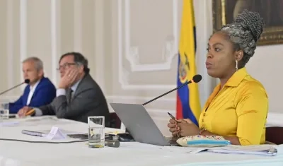 La ministra de Educación, Aurora Vergara, en la reunión con universidades públicas. La acompaña el Presidente Petro