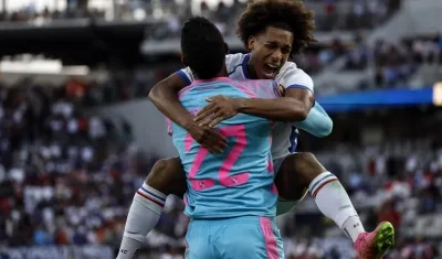 Adalberto Carrasquilla celebra con el portero Orlando Mosquera la clasificación de Panamá a la final.