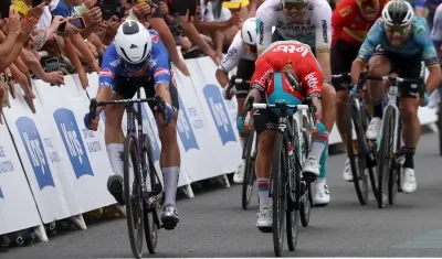 Jasper Philipsen superó en el esprint a Caleb Ewan. 