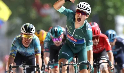 Jasper Philipsen cruzó la meta por delante de Mark Cavendish. 
