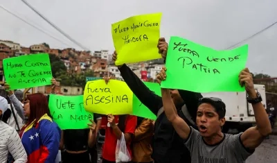 Un grupo de personas autodenominadas "Juventud PSUV"  impiden la concentración, de simpatizantes de la opositora Maria Corina Machado 